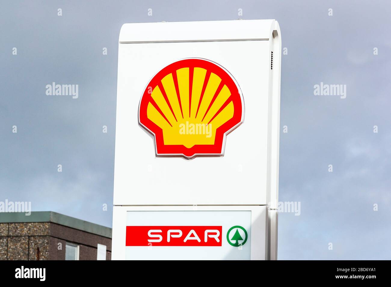 Das Logo der Shell-Firma ist vor einer Shell-Tankstelle in Kilmarnock, Großbritannien, ausgestellt Stockfoto
