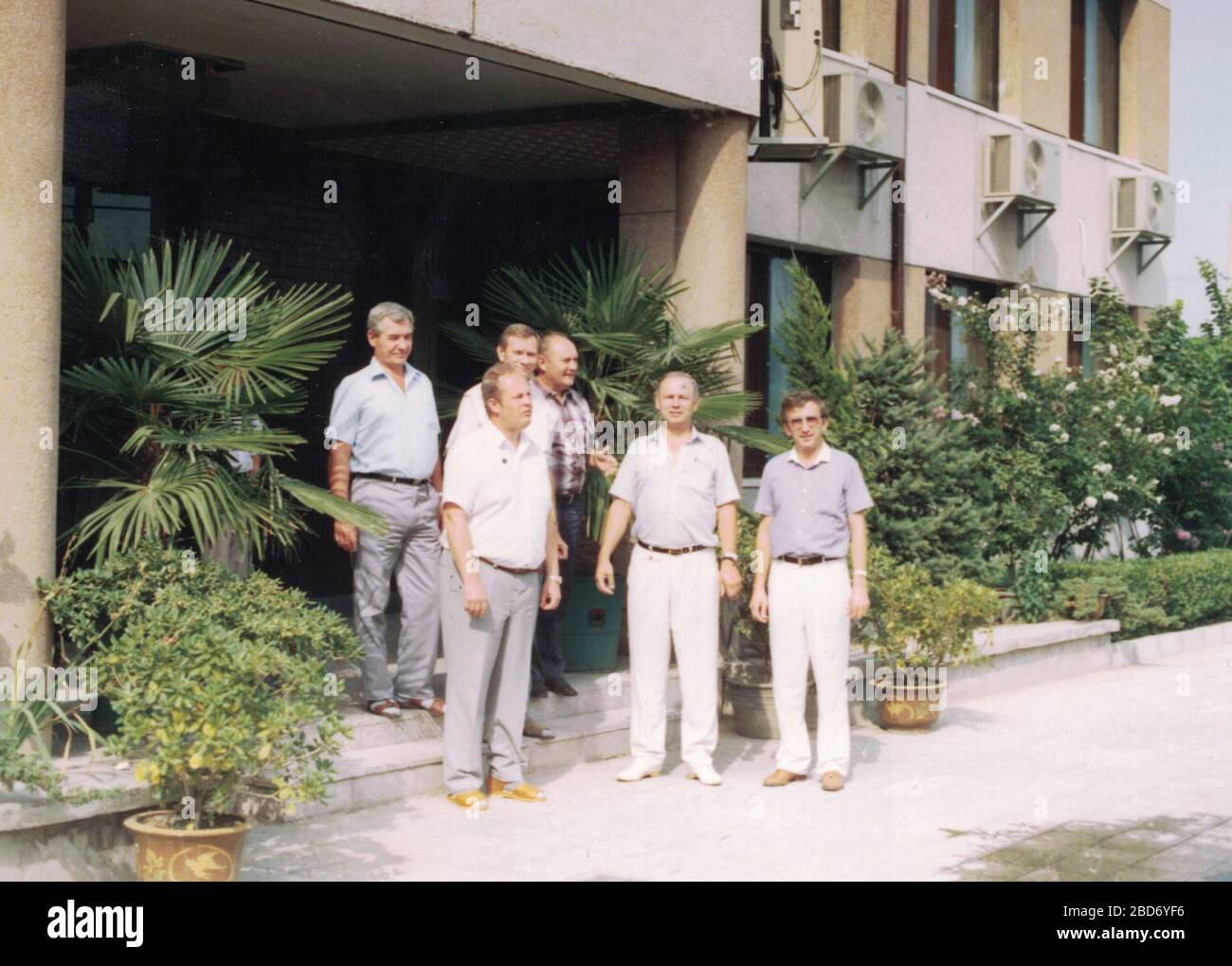 CHINA - 1989: Retro-Foto zeigt eine Gruppe europäischer Touristen in China. Stockfoto