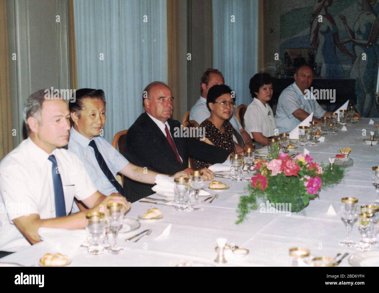 CHINA - 1989: Retro-Foto zeigt eine Gruppe von kaukasiern - europäische Geschäftsleute und chinesische Geschäftsleute haben ein Arbeitsessen. Festliches Geschäftsessen. Stockfoto