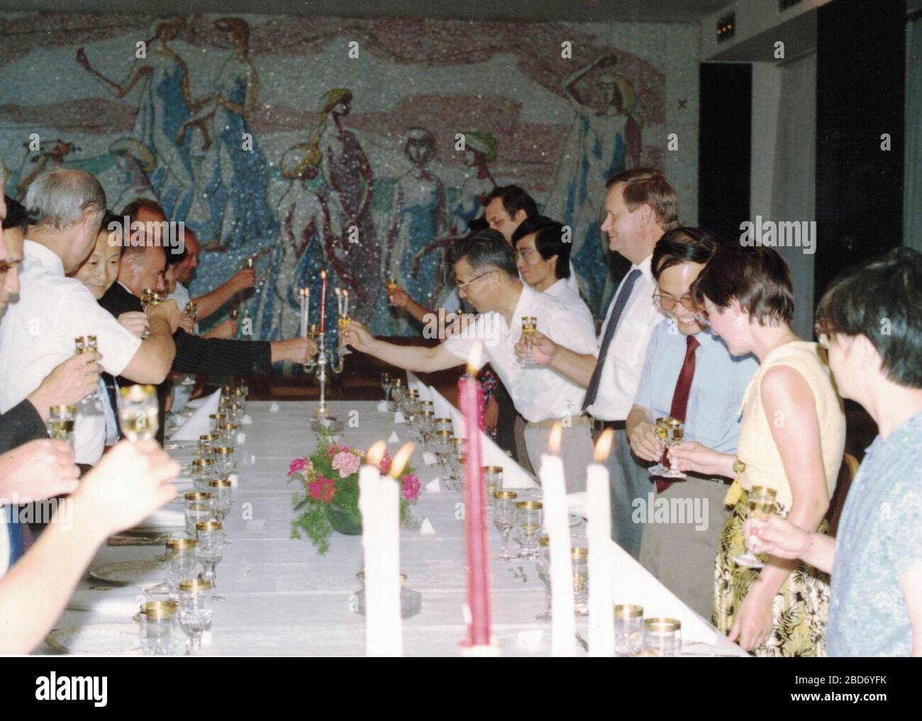 CHINA - 1989: Retro-Foto zeigt eine Gruppe von kaukasiern - europäische Geschäftsleute und chinesische Geschäftsleute haben ein Arbeitsessen. Festliches Geschäftsessen. Die Leute haben einen festlichen Drink. Stockfoto