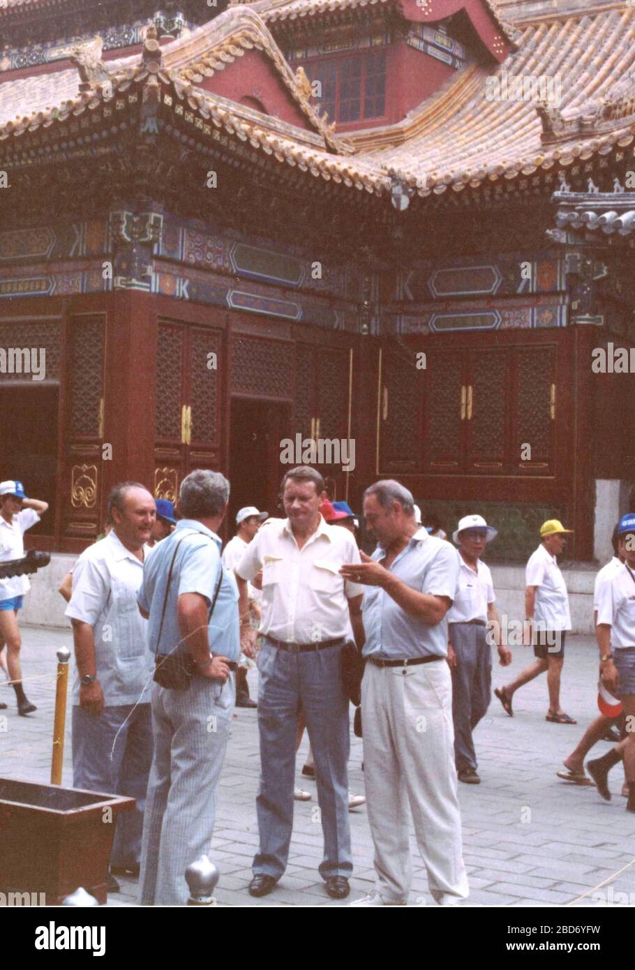 CHINA - 1989: Retro-Foto zeigt eine Gruppe europäischer Touristen in China. Stockfoto