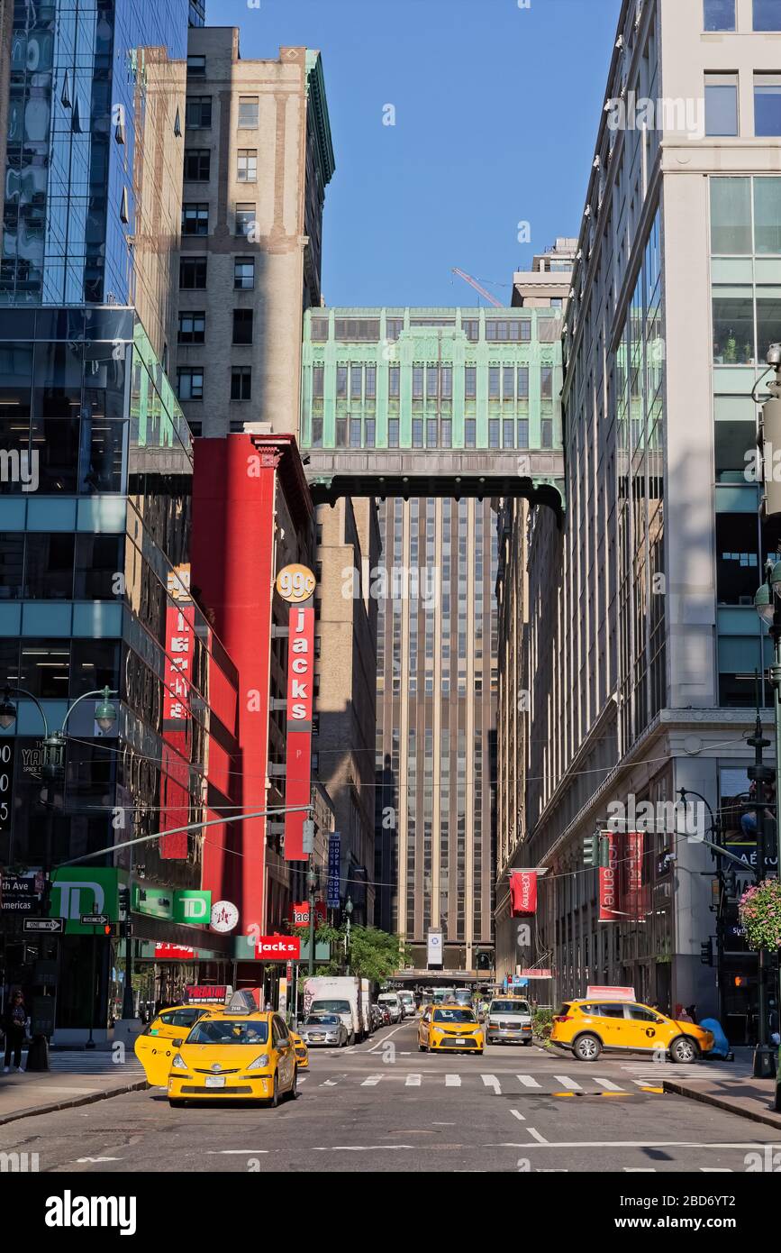 Gimbels 32. Straßenbrücke in New York Stockfoto