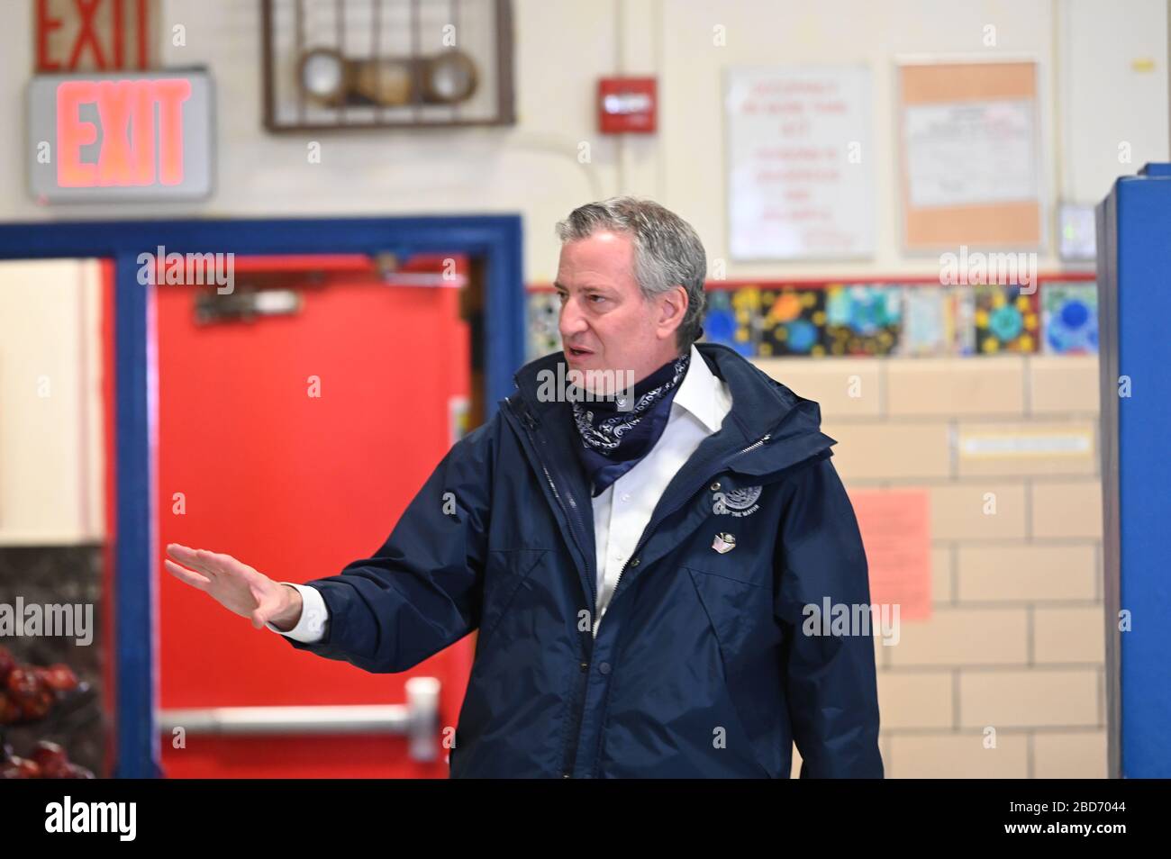 New York, USA. April 2020. Der New Yorker Bürgermeister Bill de Blasio spricht während seines Besuchs auf dem Meal Hub auf PS1 in Lower mit Mitarbeitern des Lebensmitteldienstes. Manhattan, wo jeder eine "Grab-and-Go"-Mahlzeit nehmen kann, in New York, 7. April 2020. Bürgermeister de Blasio bekräftigte, dass das Programm für Kinder und Erwachsene da ist, und jeder kann während der COVID-19-Pandemie bei bestimmten Mahlzeiten Hiobs in seiner Nachbarschaft Essen bekommen. (Anthony Behar/Sipa USA) Credit: SIPA USA/Alamy Live News Stockfoto