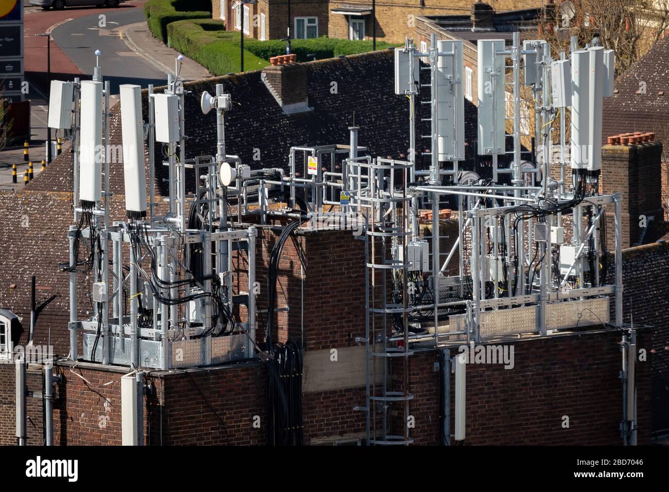 London, Großbritannien. April 2020. 5G Mobilfunkanbieter Masten neu installiert auf den Dächern einer Südost-London-Wohnanlage. Credit: Guy Corbishley/Alamy Live News Stockfoto