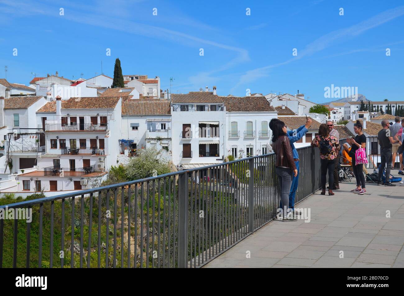 Die Stadt Ronda, Andalusien, Spanien: Touristen bei der neuen Brücke Stockfoto