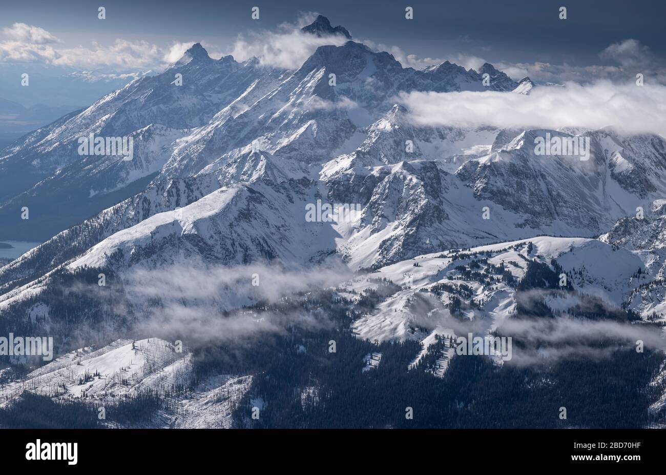 Luftaufnahmen von Bergspitzen im Winter Stockfoto