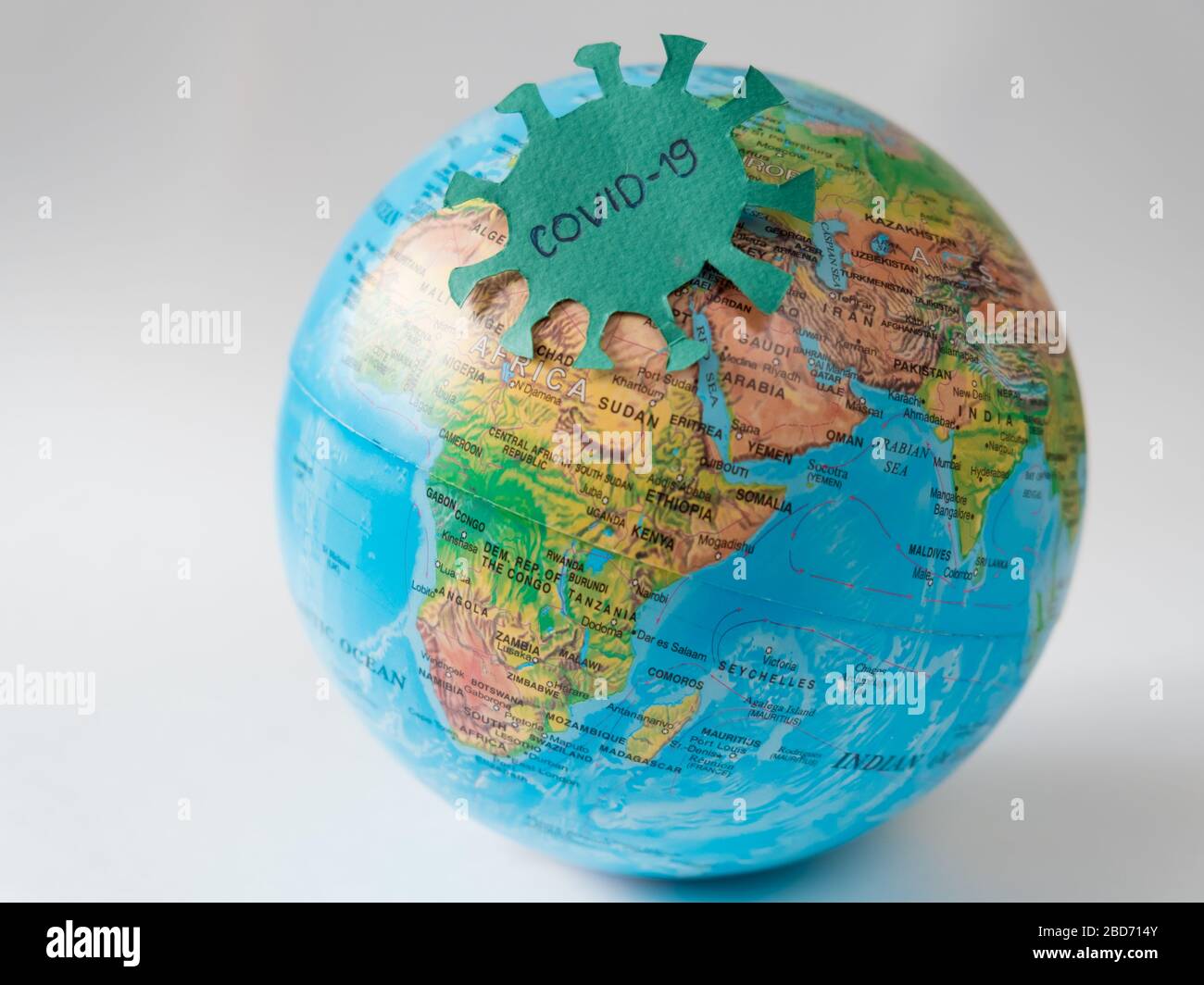 Pandemic Covid-19. Globus mit dem Coronavarus-Virus auf weißem Hintergrund. Das Konzept einer globalen Epidemie Stockfoto