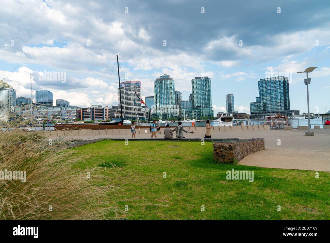 Melbourne Australia - 11. März 2020; City Commercial Skyline aus Docklands District. Stockfoto