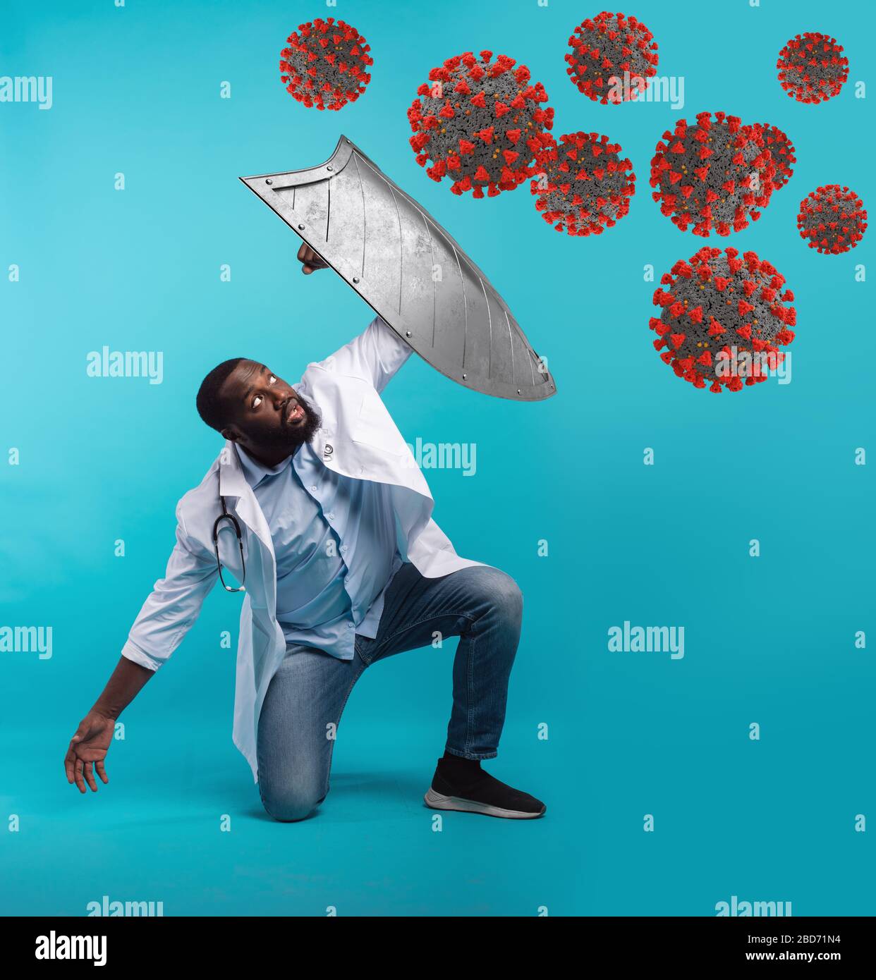 Doktor mit Metallschild, der vor einer koviden 19-Krankheit auf zyanischem Hintergrund schützt Stockfoto