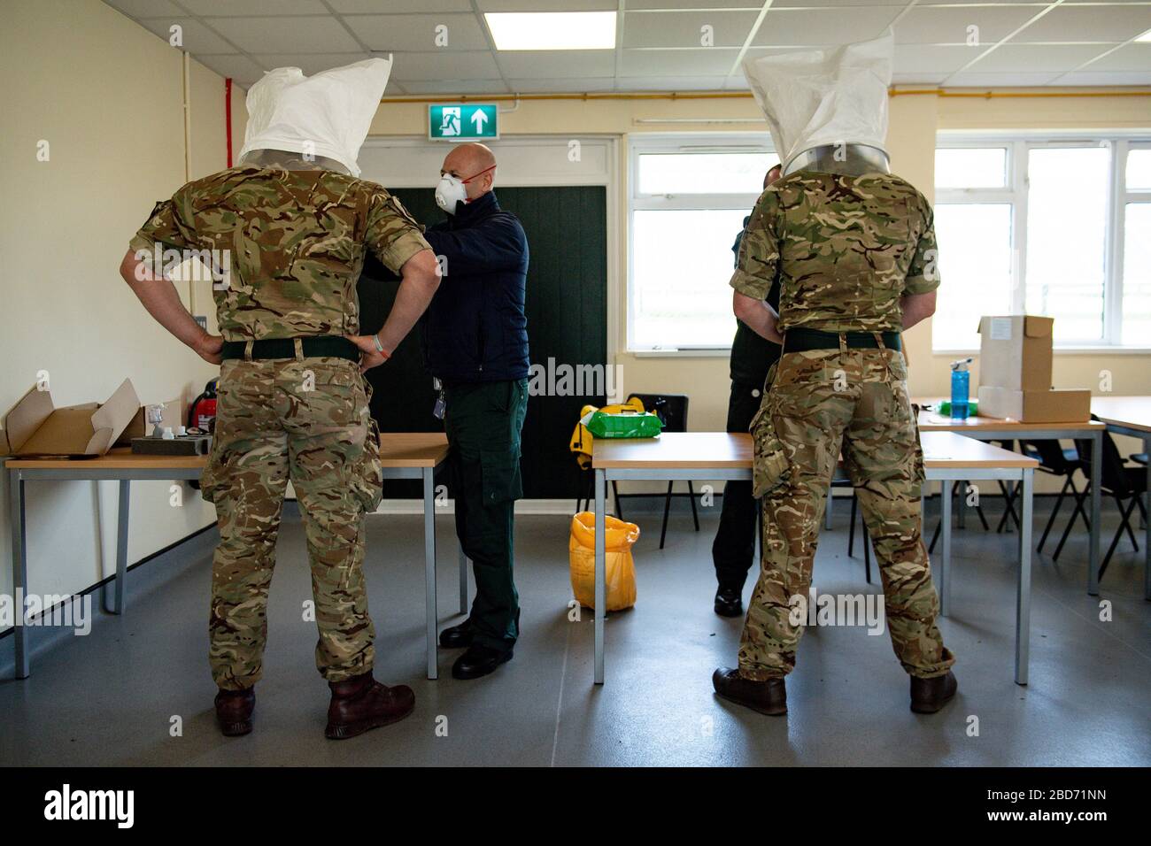 Mitglieder der British Army lernen, wie Sie während der Ausbildung PSA anwenden, um den Welsh Ambulance Service NHS Trust (WAST) im Kampf gegen COVID-19 im Sennybridge Training Camp in Mid Wales zu unterstützen. Stockfoto