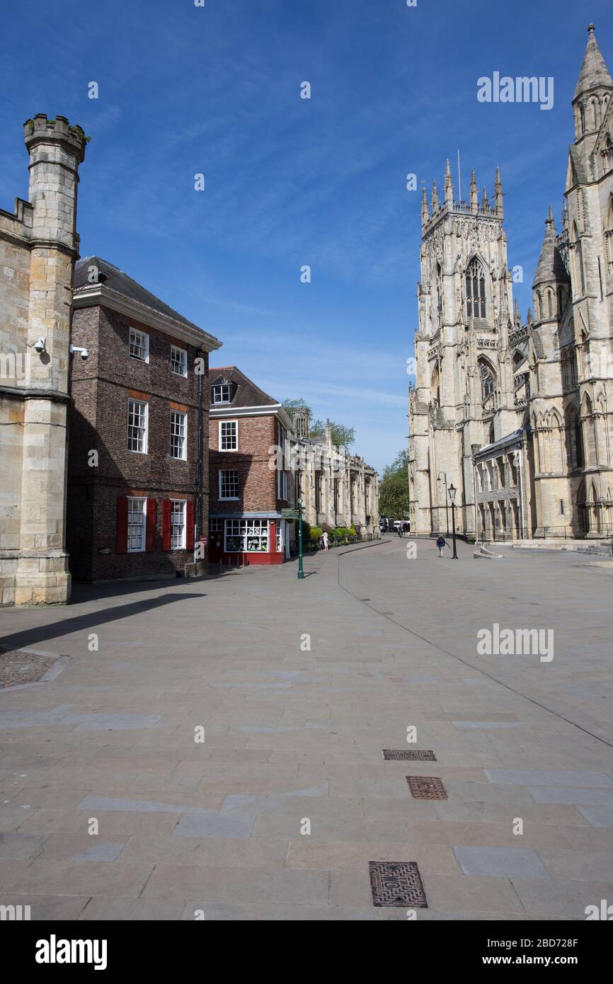 Die Südfassade des York Minster, York, England vom Minster Yard aus, mit Blick auf die Westtürme Stockfoto