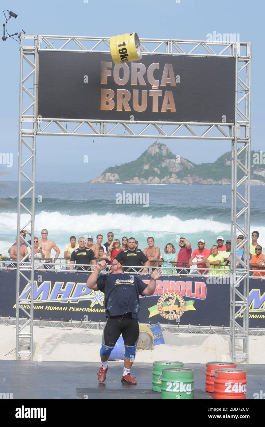 Brute-Force-Test, um herauszufinden, wer der stärkste Mann der Welt ist, am Strand von Barra da Tijuca in Rio de Janeiro Stockfoto