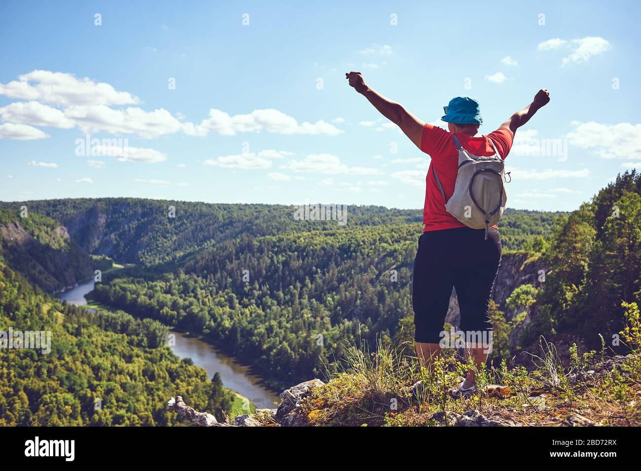 Die plump-Frau hob ihre Hände hoch und freute sich über den Aufstieg zum Berg. Das Konzept des Sieges über sich selbst, Motivation, Charakterstärke. A Stockfoto