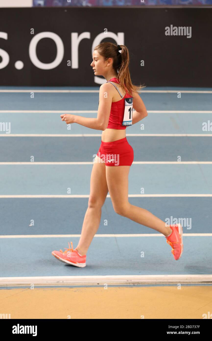 ISTANBUL, TÜRKEI - 07. MÄRZ 2020: Undefinierter Athlet Race Walking während des Internationalen U18 Indoor Athletic Match Stockfoto