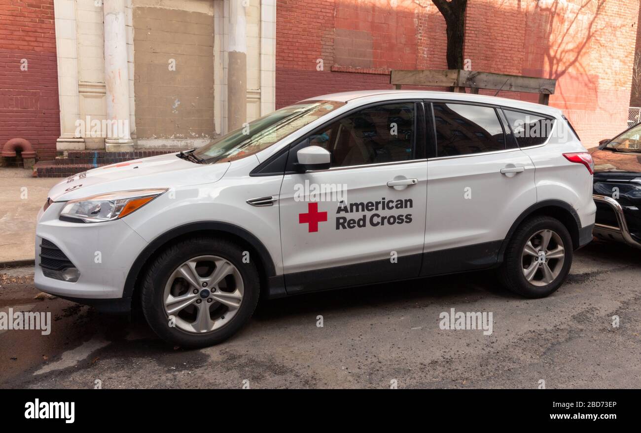 Das Auto parkte auf einer Straße in der Nähe von Inwood, die dem amerikanischen Roten Kreuz gehört, einer humanitären Organisation, die Katastrophenhilfe leistet Stockfoto