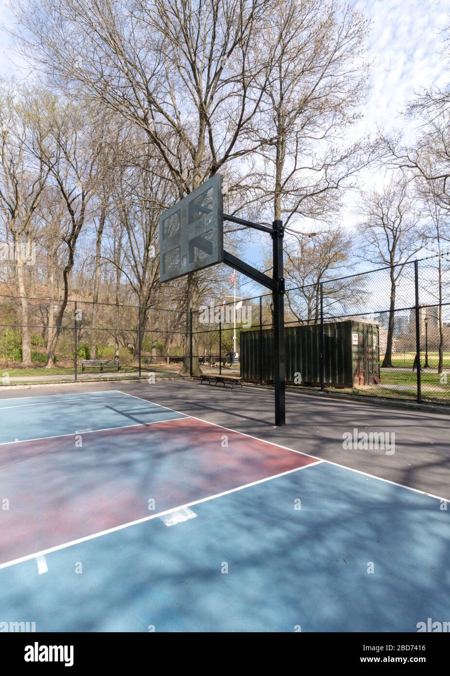 Auf dem Basketballplatz im Inwood Hill Park wurden alle Netze und Reifen entfernt, um zu verhindern, dass Menschen aufgrund von Coronavirus oder Covid-19 spielen Stockfoto