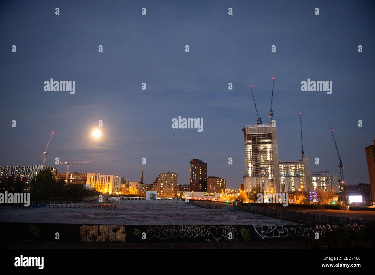 Manchester, Großbritannien. April 2020. Der "rosafarbene Mond" - der bisher größte Supermond von 2020 - ist über dem sich schnell entwickelnden Osten der Innenstadt von Manchester am Dienstag, den 7. April 2020 zu sehen. Credit: MI News & Sport /Alamy Live News Stockfoto