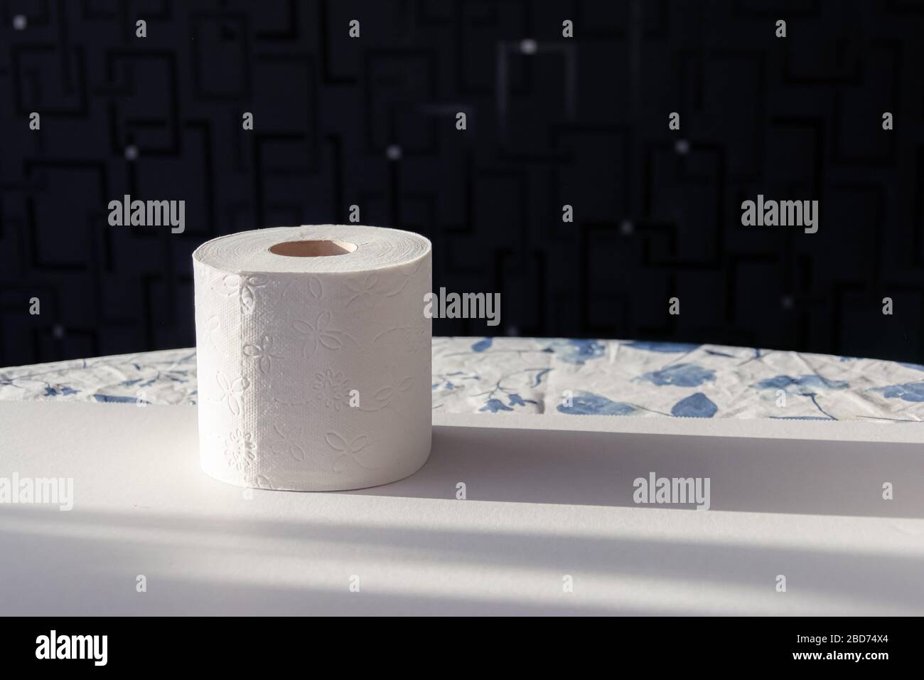 Selbstisolierungskoknept abgebildet mit einer toilettenrolle, Schweden Stockfoto