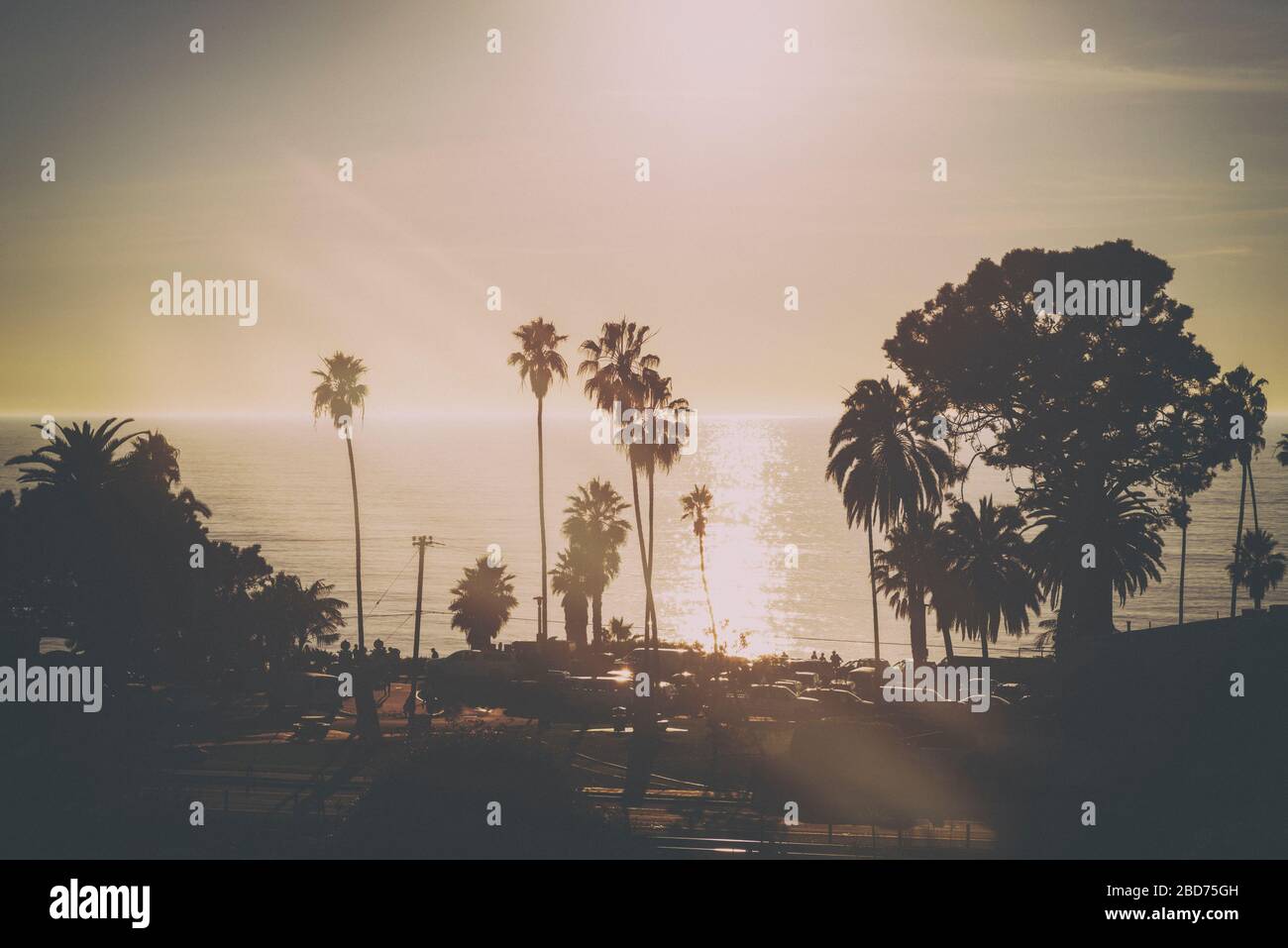 Sonnenuntergang an der Küste. Encinitas, Kalifornien, USA. Das Foto wurde mit einer Methode für leichte Lecks verarbeitet, um einen Retro- oder Vintage-Effekt zu erzielen. Stockfoto