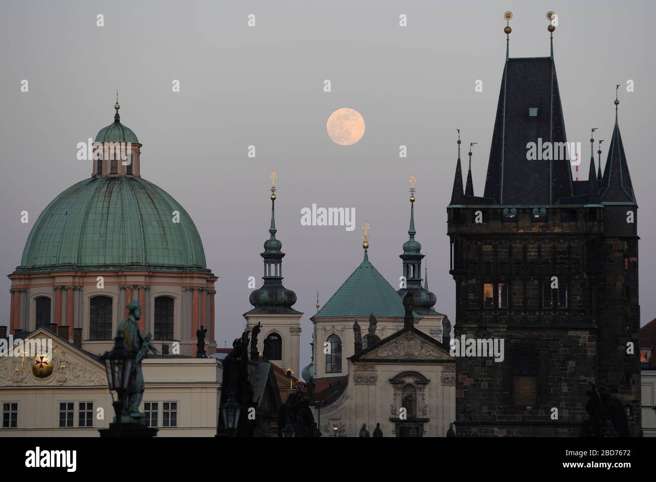 Prag, Tschechien. April 2020. Heute Abend, am Dienstag, den 7. April 2020, steigt der "Superer Pink Moon" auf dem Foto aus Prag, Tschechien, auf. Kredit: CTK/Alamy Live News Stockfoto