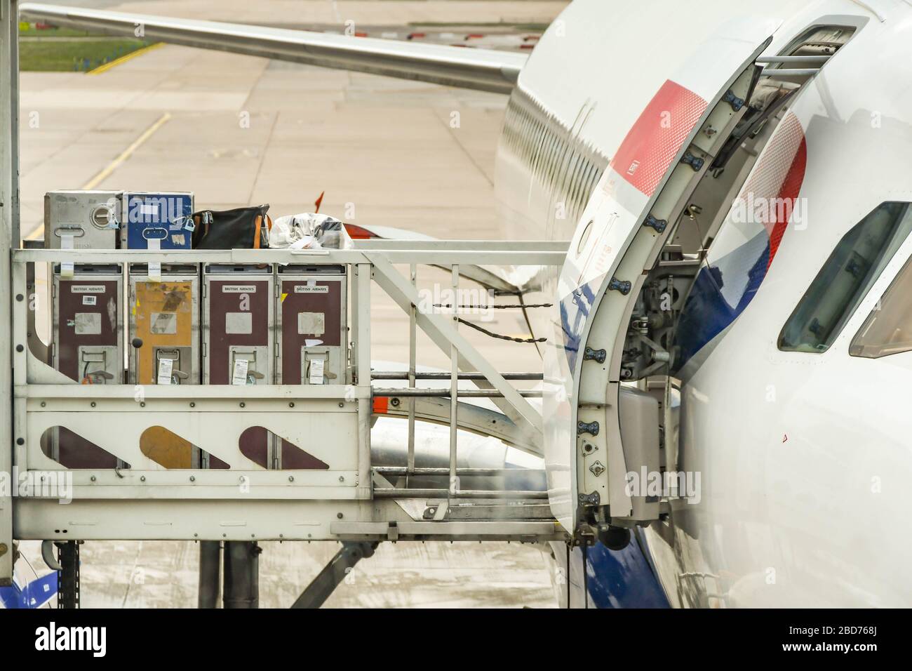 FLUGHAFEN LONDON-GATWICK, ENGLAND - APRIL 2019: Catering-Transportwagen für Flüge, die auf einem Airbus-Jet von British Airways am Flughafen London-Gatwick geladen werden können Stockfoto