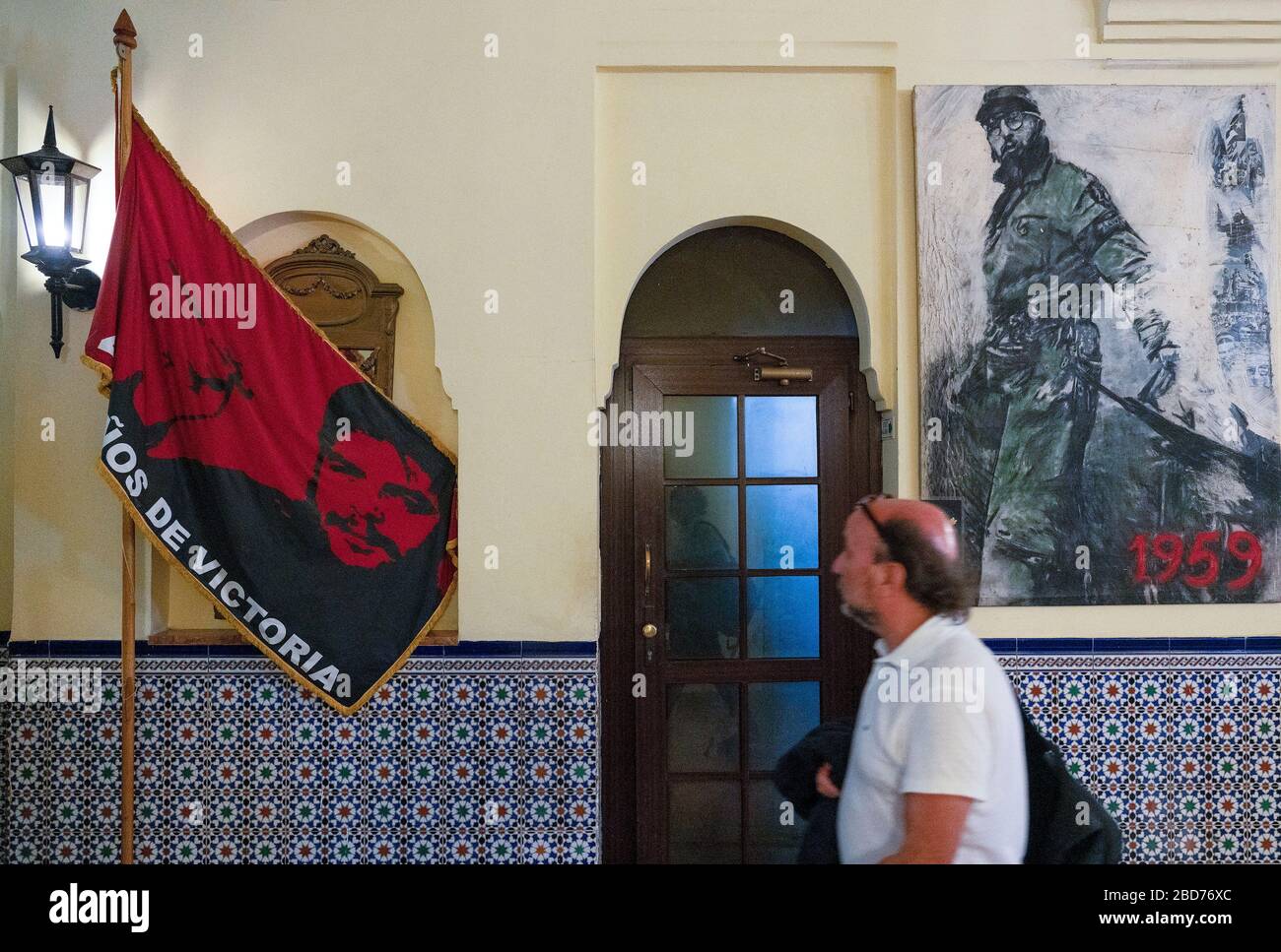 Hotel National de Cuba, Havanna: Flagge mit Verortung von Che Guavara und ein Gemälde von Fidel Castro begrüßen die Gäste in der Lobby des Hotels. Stockfoto