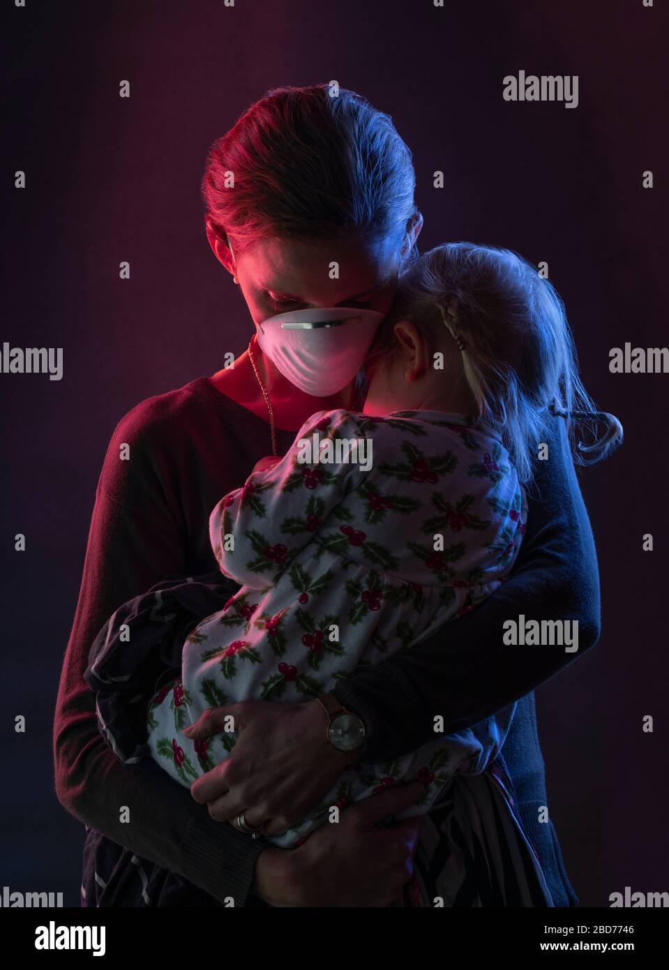 Während des Coronavirus covid19 covid-19 Pandemie Grippe eine Frau und ihre Tochter Schutz vor Ort mit einer Maske auf, um das luftgestützte Virus zu vermeiden. Stockfoto Während des Coronavirus covid19 covid-19 Pandemie Grippe eine Frau und ihre Tochter Schutz vor Ort mit einer Maske auf, um das luftgestützte Virus zu vermeiden. Stockfoto