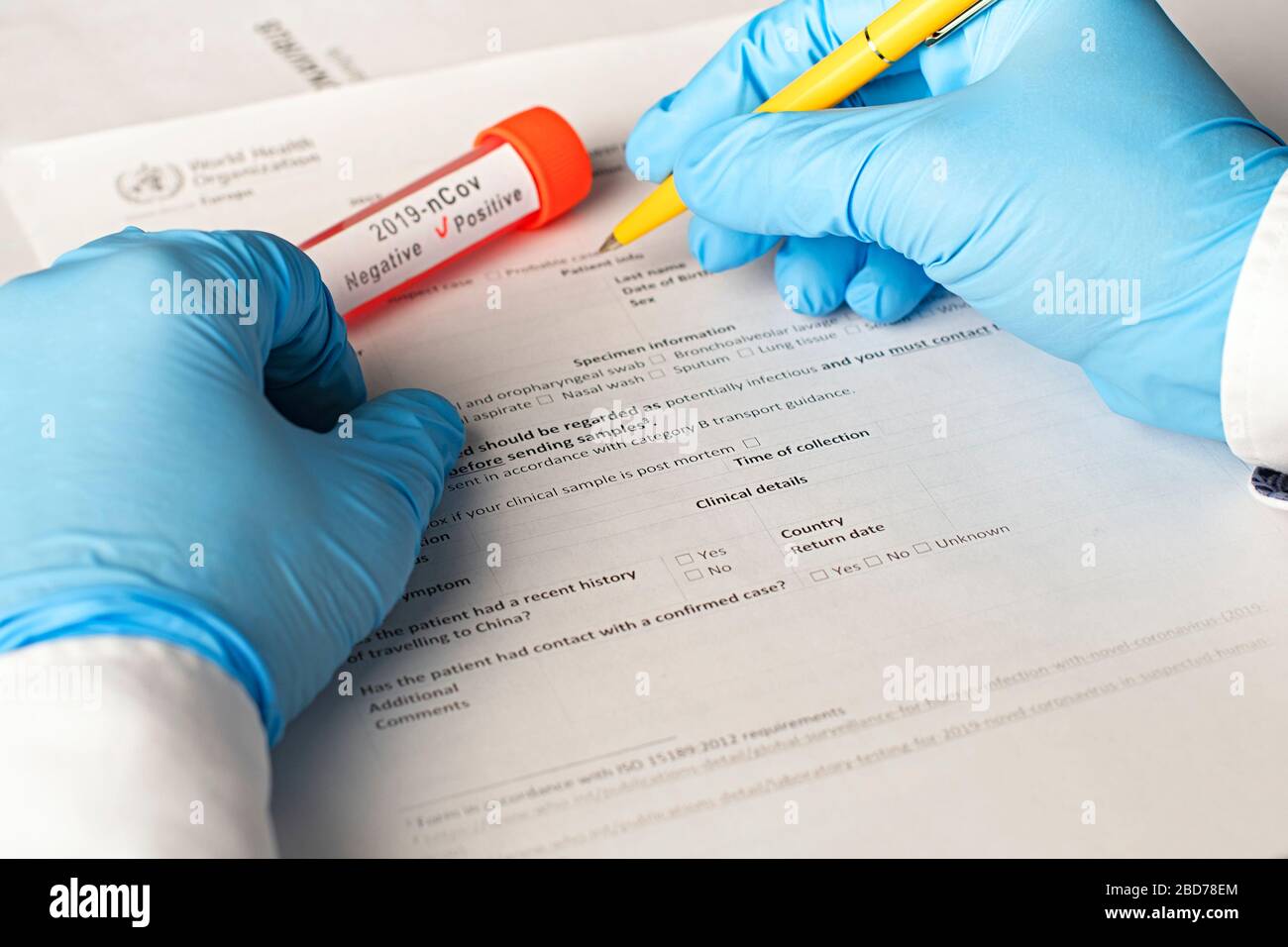 Die Ausbreitung des Coronavirus wird von einem Arzt nach einem positiven Test dokumentiert Stockfoto