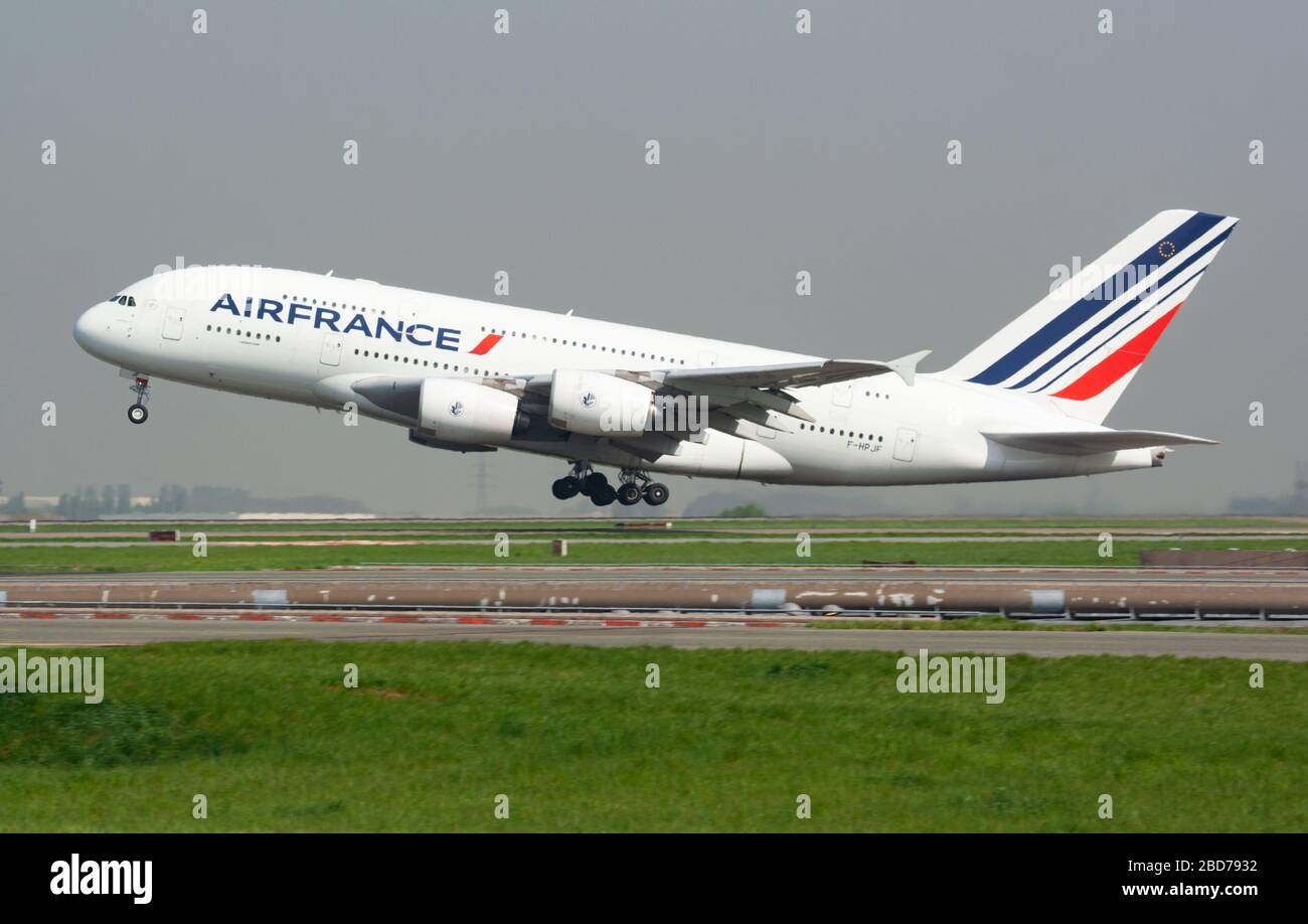 Paris/Frankreich - 24. April 2015: Air France Airbus A380 F-HPJF Passagierflugzeug Start und Start am Flughafen Paris Charles de Gaulle Stockfoto