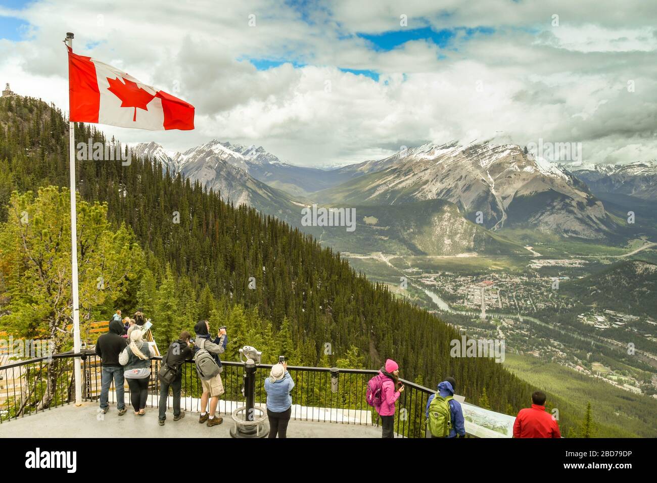 BANFF, AB, Kanada - Juni 2018: Besucher auf dem Aussichtspunkt auf dem Gipfel des Sulphur Mountain im Banff. Stockfoto