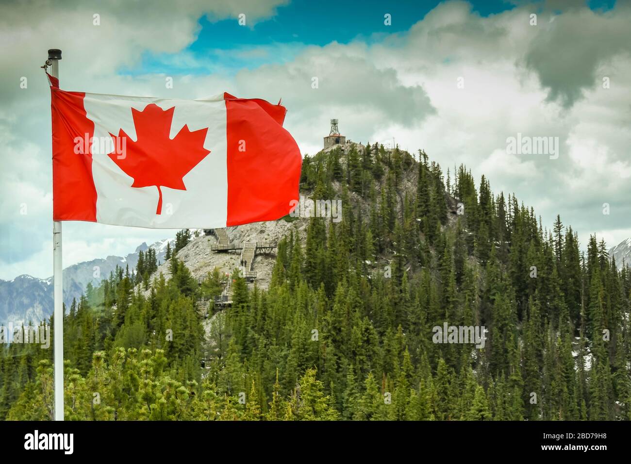 BANFF, ab, KANADA - JUNI 2018: Nationalflaggen Kanadas, das Maple Leaf, das auf dem Sulphur Mountain in Banff fliegt. Stockfoto