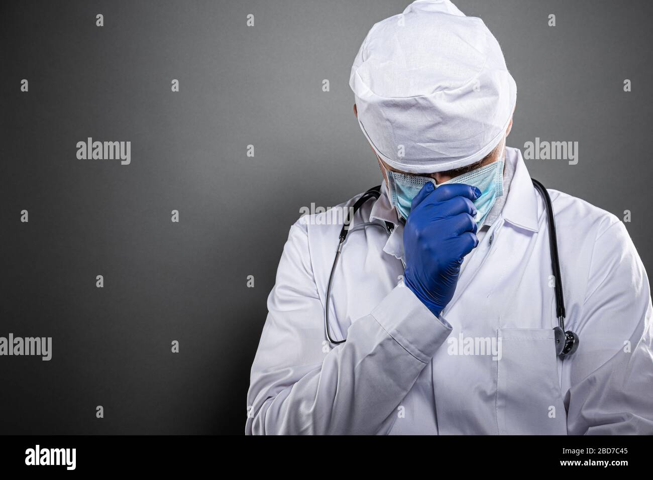 Überarbeiteter, müder Arzt während der Coronavirus-Kovid-19-Epidemie Stockfoto