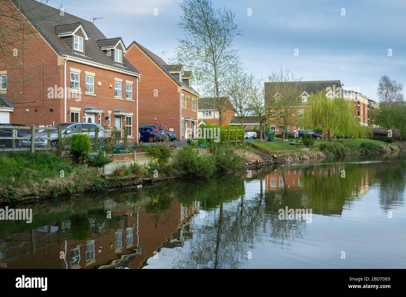 Wohnbebauung auf einem Canalside, Cradley Heath, West Midlands UK Stockfoto