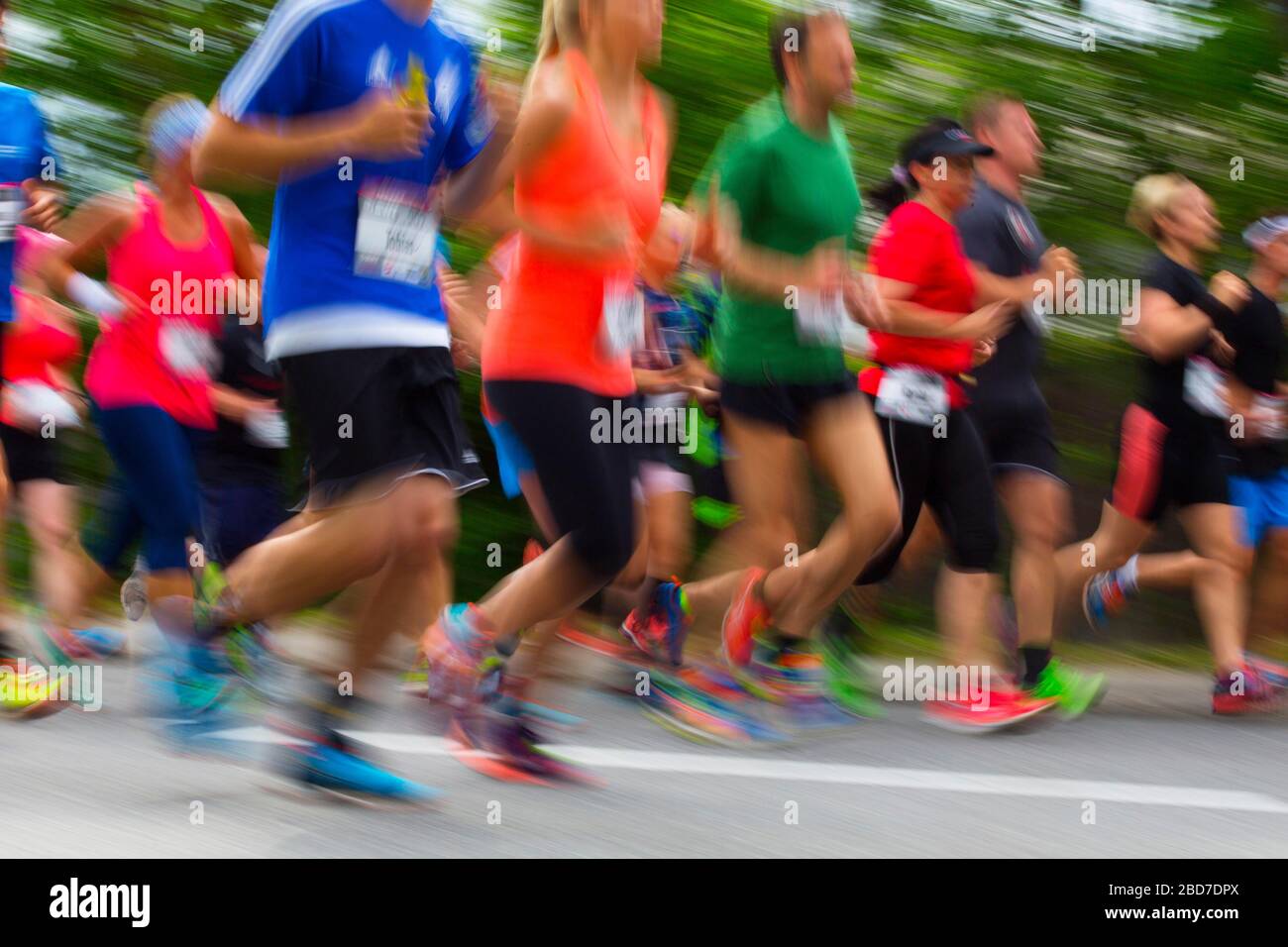 Marathonläufer, Bewegungsunschärfe, Mondsee-Halbmarathon, Mondsee, Salzkammergut, Oberösterreich, Österreich Stockfoto