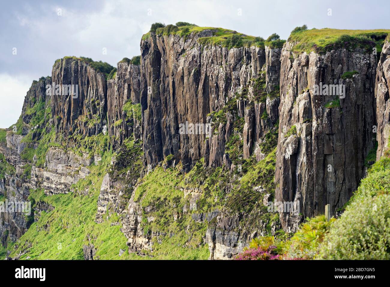 Basaltsäulen auf Sandsteinsockel in Valtos bei Staffin an der Trotternischen Küste, Insel Skye, Schottland Stockfoto