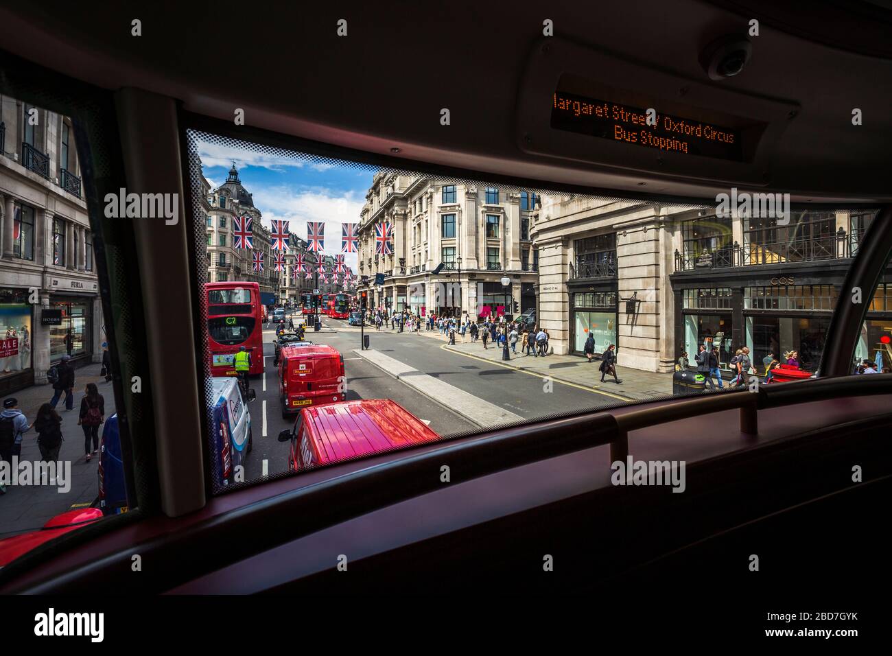 Blick auf die berühmte Regent Street von der Innenseite des traditionellen Londoner Busses an einem sonnigen Morgen. Stockfoto