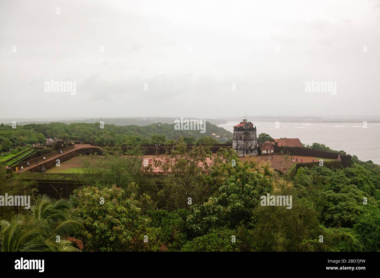 Komplette Ansicht des alten portugiesischen Aguada Fort, Goa, Indien von der Spitze des neuen Leuchtturms. Stockfoto