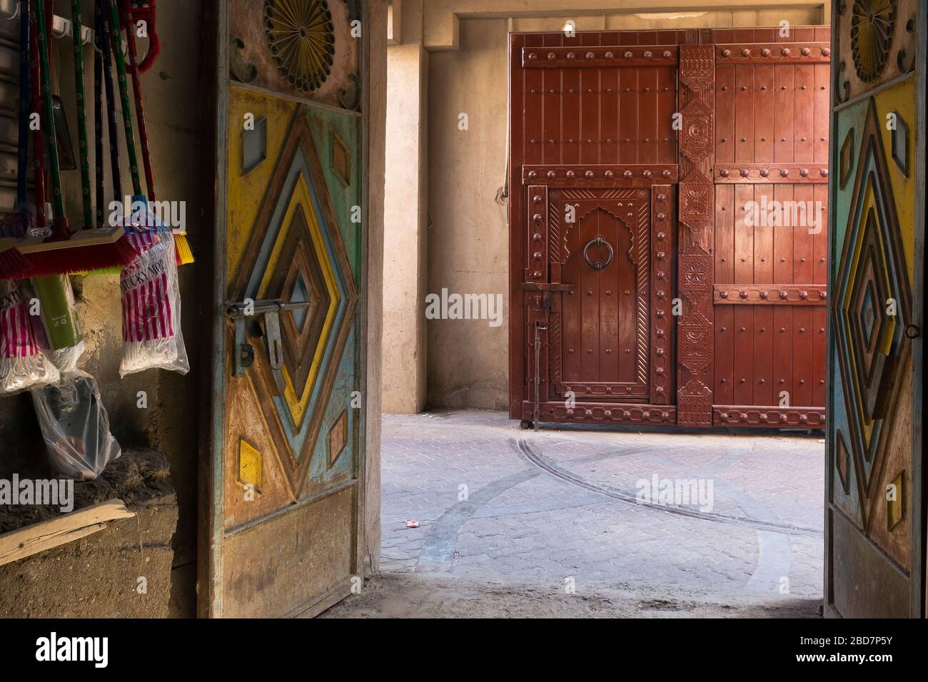 Verzierte und dekorative Türen im alten Souk von Nizwa im Oman Stockfoto