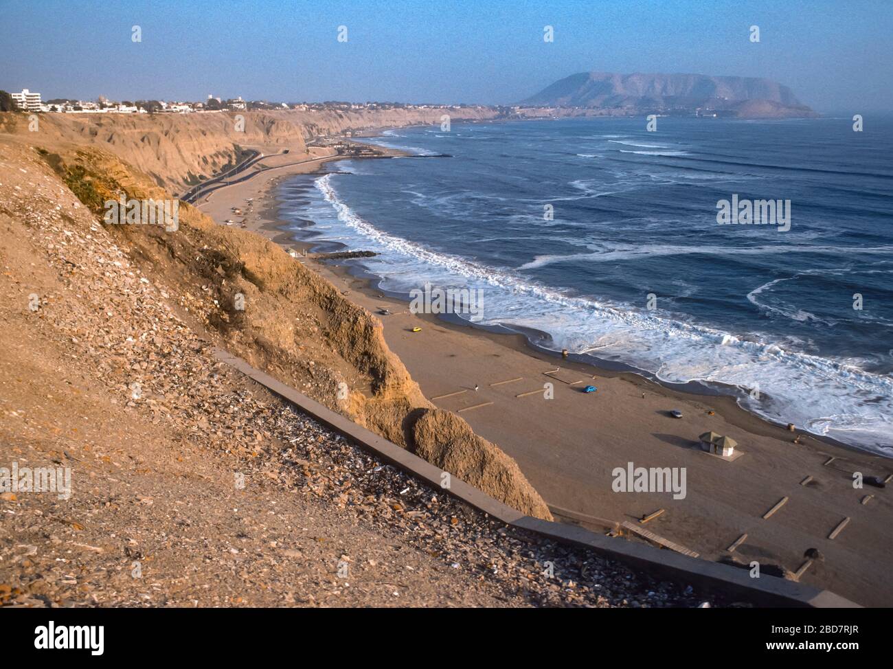 LIMA, PERU, JUNI 1987 - Blick auf die Pazifikküste und den Strand. Stockfoto