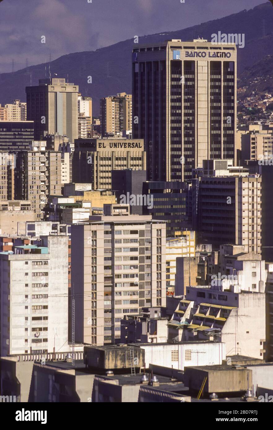 CARACAS, VENEZUELA, MÄRZ 1989 - hohe Gebäude in der Stadt Caracas. Gebäude der Banco Latino und El Universal. Stockfoto
