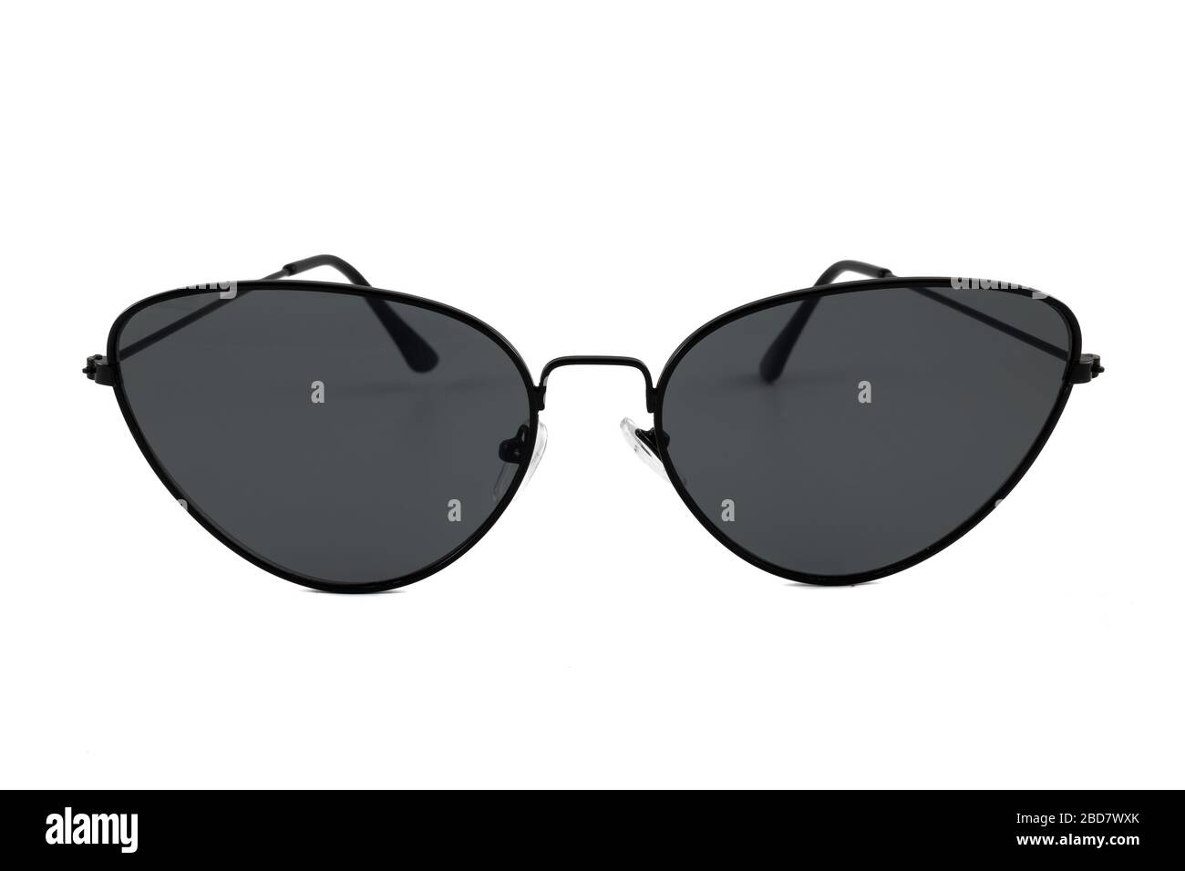 Schwarze matte Sonnenbrille mit umwickeltem Rahmen, isoliert auf weißem Hintergrund, Vorderansicht Stockfoto