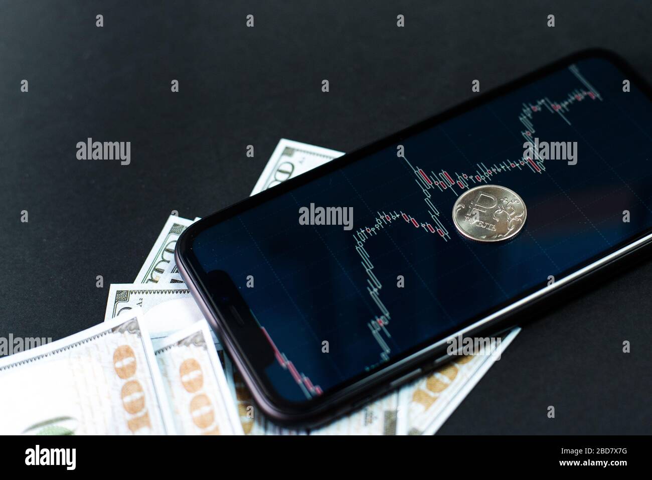 Rubelkurs zum Dollar an den Börsen. Wachstum des Rubel gegenüber dem Dollar. Abwertung, Floating-Rate, Überwachung von Aktien und Wechselkursen. Stockfoto