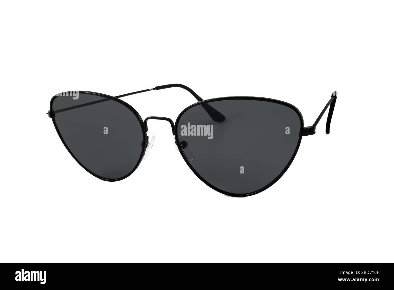 Schwarze matte Sonnenbrille mit umwickeltem Rahmen, isoliert auf weißem Hintergrund, Seitenansicht Stockfoto