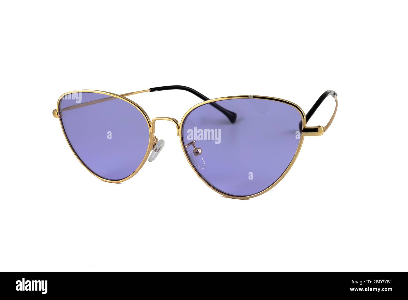 Lila Sonnenbrille mit goldenem Umhang auf weißem Hintergrund, Seitenansicht Stockfoto