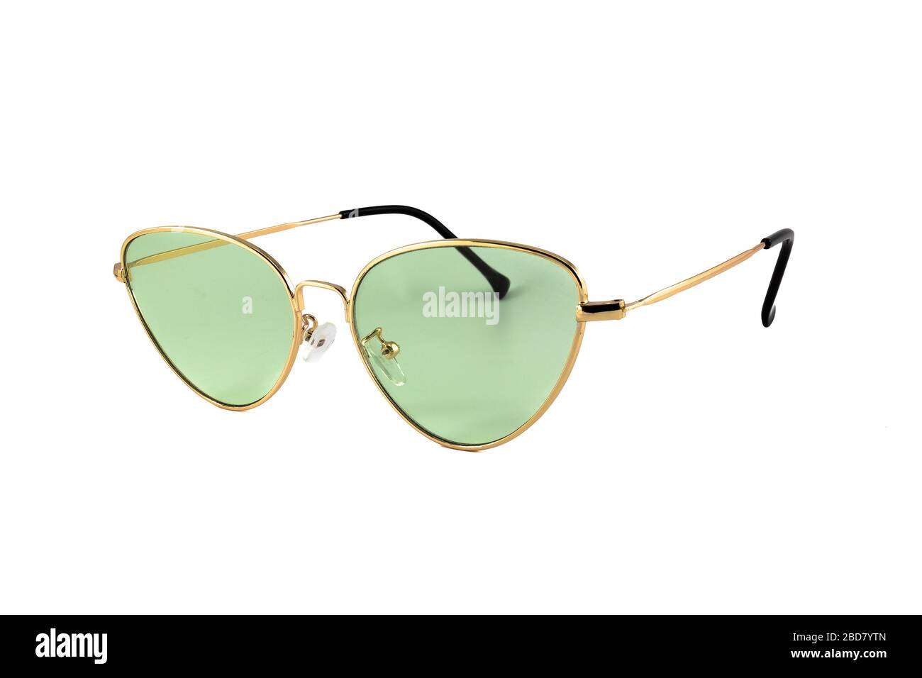 Sonnenbrille mit grünen Katzen-Augen-Rahmen mit goldenem Umhang, isoliert auf weißem Hintergrund, Seitenansicht Stockfoto