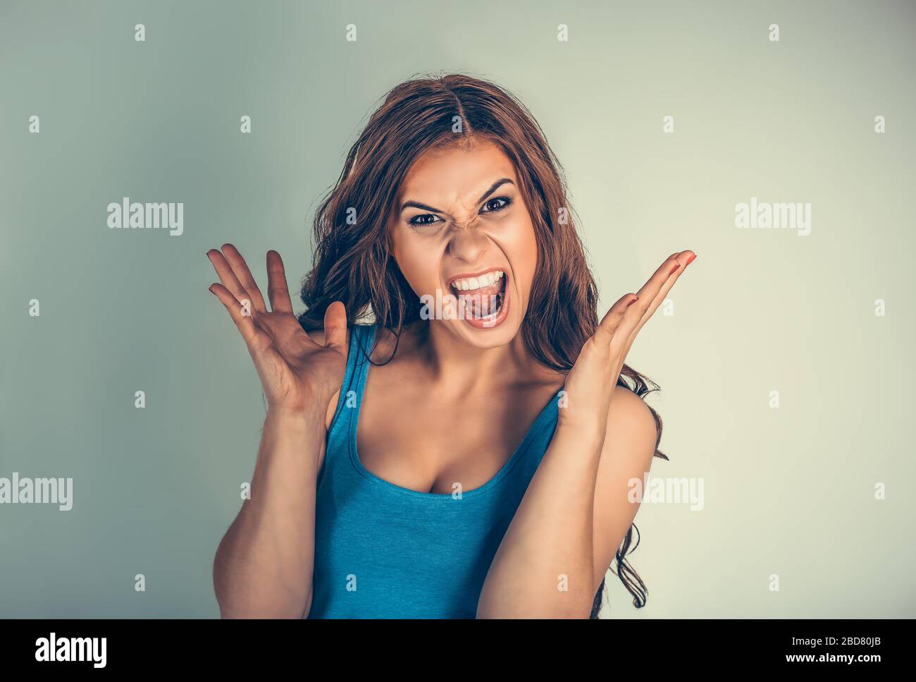 Naht Sehr Wutende Frau Die In Horror Schreit Grimace Portrat Betonte Frustrierte Junge Frau Mit Nervenzusammenbruch Isoliert Grunen Hintergrund Ne Stockfotografie Alamy