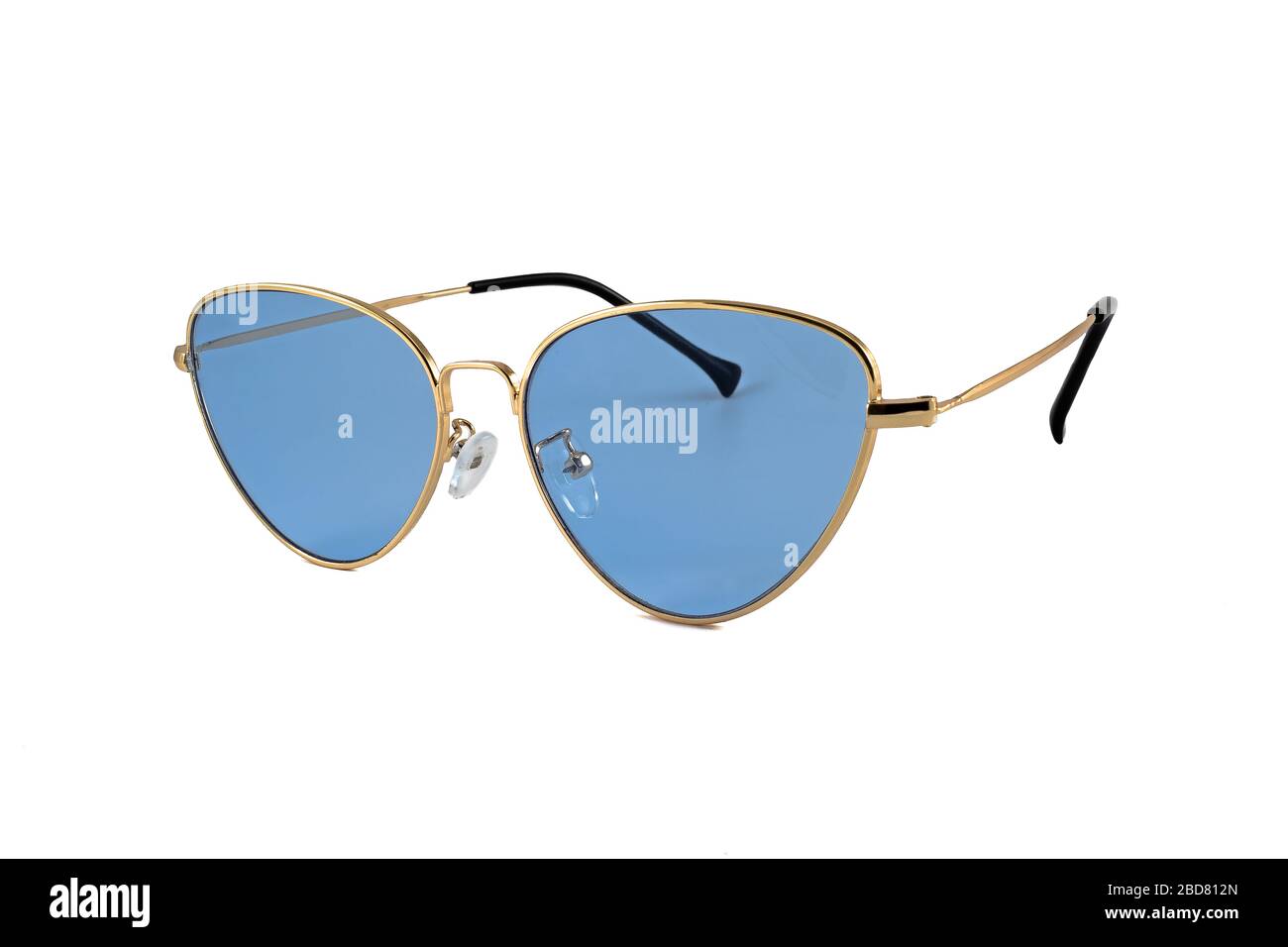 Sonnenbrille mit blauem Katzen-Auge und goldenen Umrandungen, isoliert auf weißem Hintergrund, Seitenansicht Stockfoto