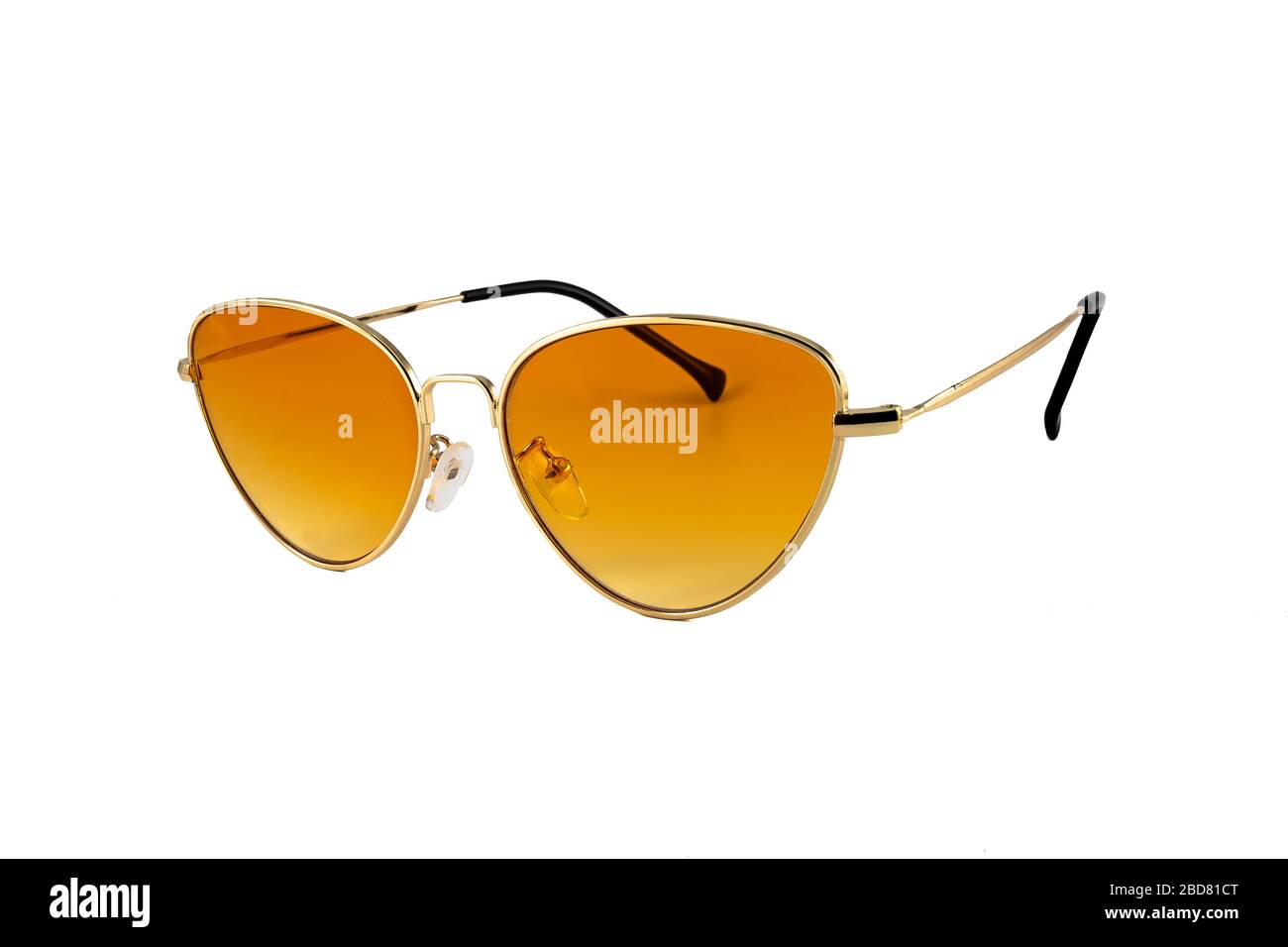 Orangefarbene Sonnenbrille mit goldenen Umrandungen, isoliert auf weißem Hintergrund, Seitenansicht Stockfoto