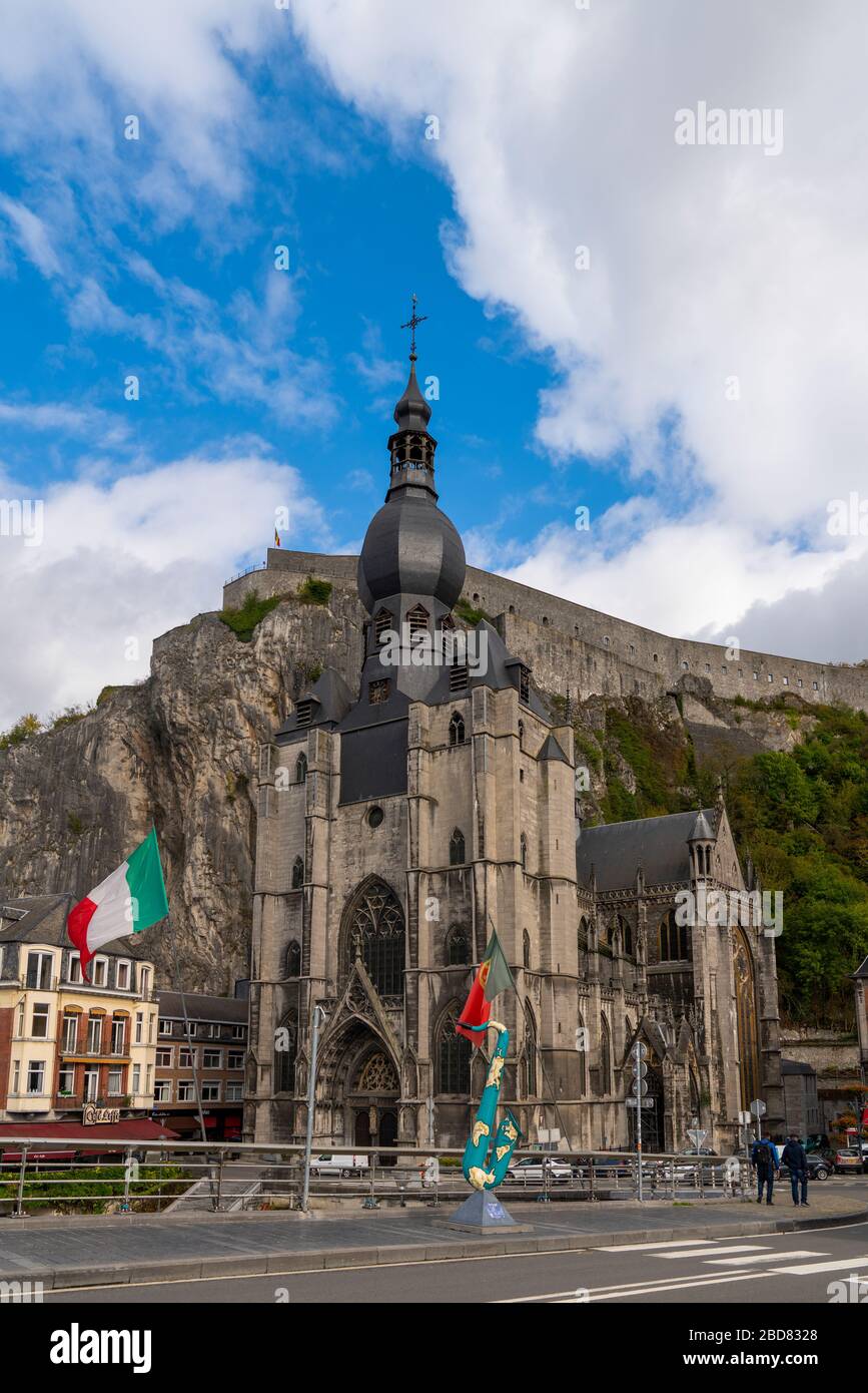 Dinant/Belgien - 10. Oktober 2019: Schöne Stadt Dinant mit Kirche und Brücke und berühmt für Sax Stockfoto