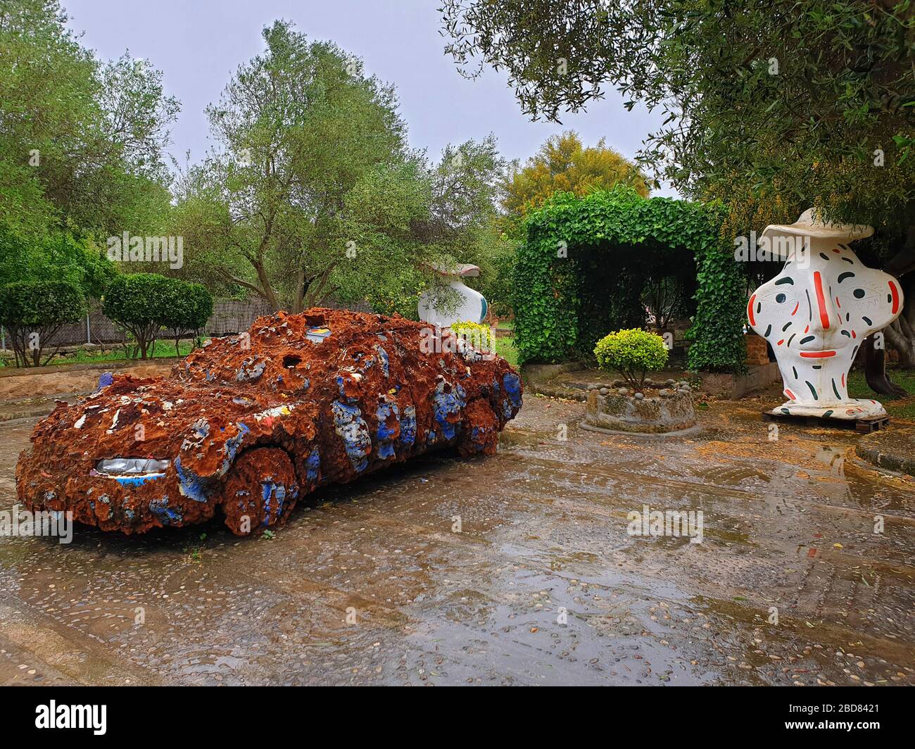 Mit Schaum beschichtetes Auto - Junk Art, Spanien, Balearen, Mallorca Stockfoto